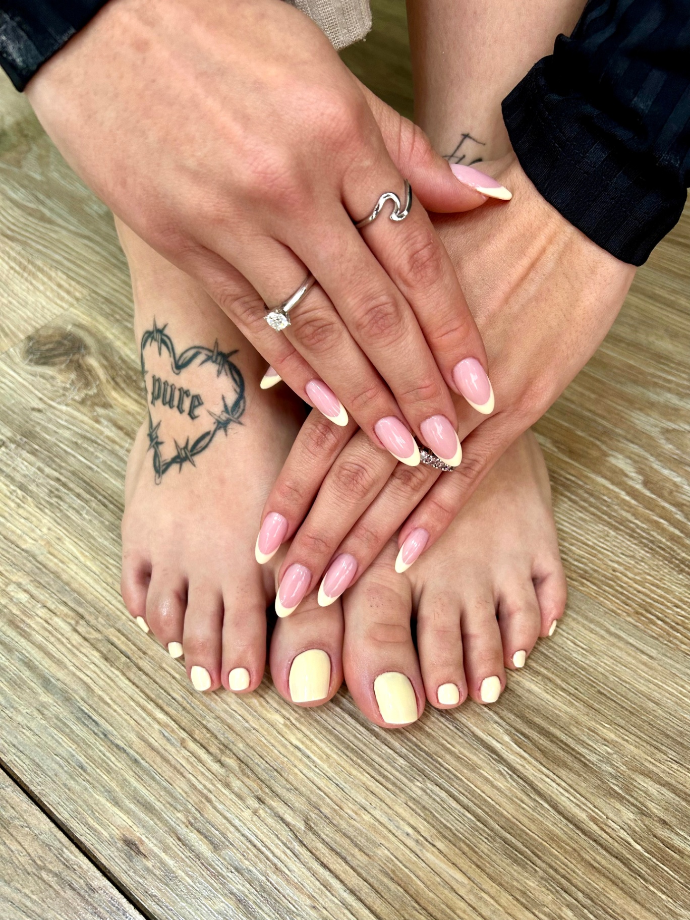 Γαλλικό ροζ με κίτρινο pedicure
